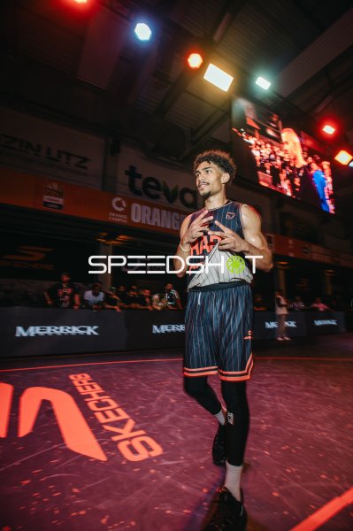 Basketballspieler mit Ball in der Halle in Ulm