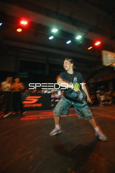 Auftritt in der Halle: Person mit Tasche bei Skechers-Event in Ulm
