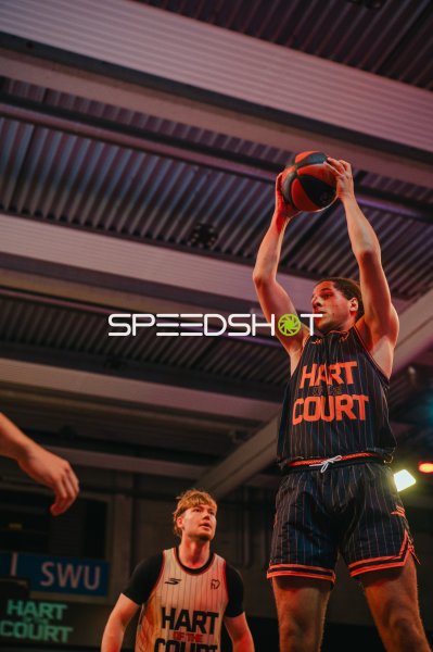 Basketballspieler von Hart of the Court beim Wurfversuch in Ulm