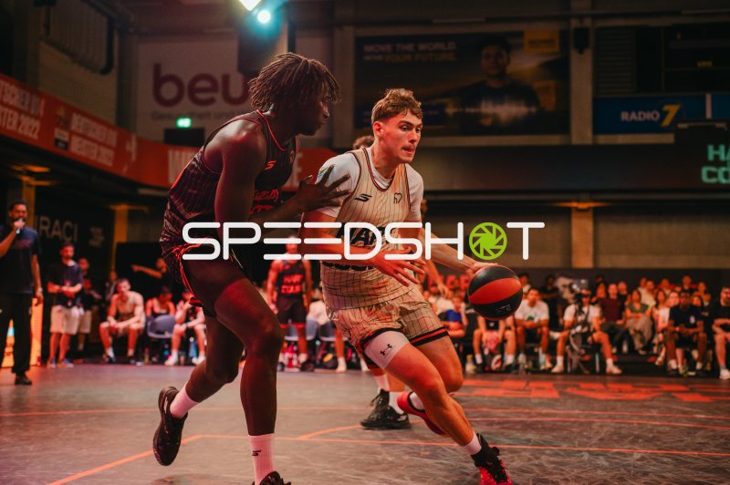 Zweikampf beim 3x3-Basketball-Event in Ulm