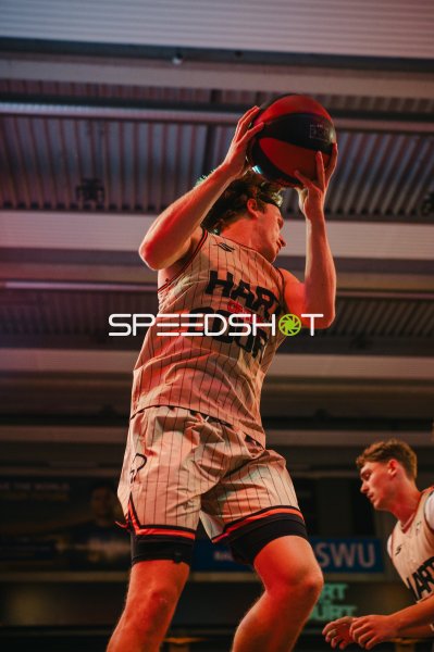 Basketballspieler von Hart of the Court beim Wurfansatz in Ulm