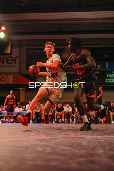 Zweikampf beim Hart of the Court Basketball-Event in Ulm
