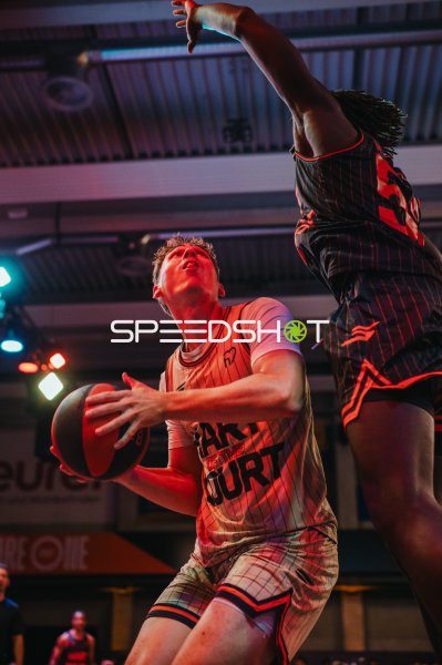 Basketballspieler beim Korbleger unter Bedrängnis in Ulm