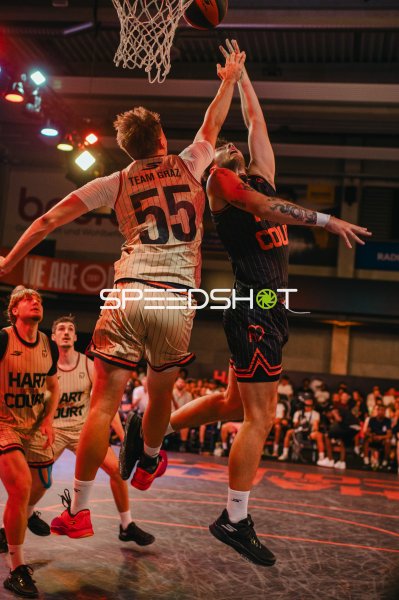 Team Graz (#55) blockt Korbwurf beim 3x3-Basketball in Ulm