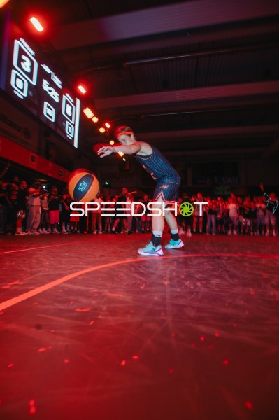 Basketballspielerin beim Pass auf rotem 3x3-Court in Ulm