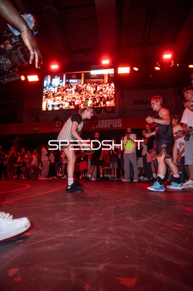 3x3-Basketball-Action in Ulm bei roter Hallenatmosphäre