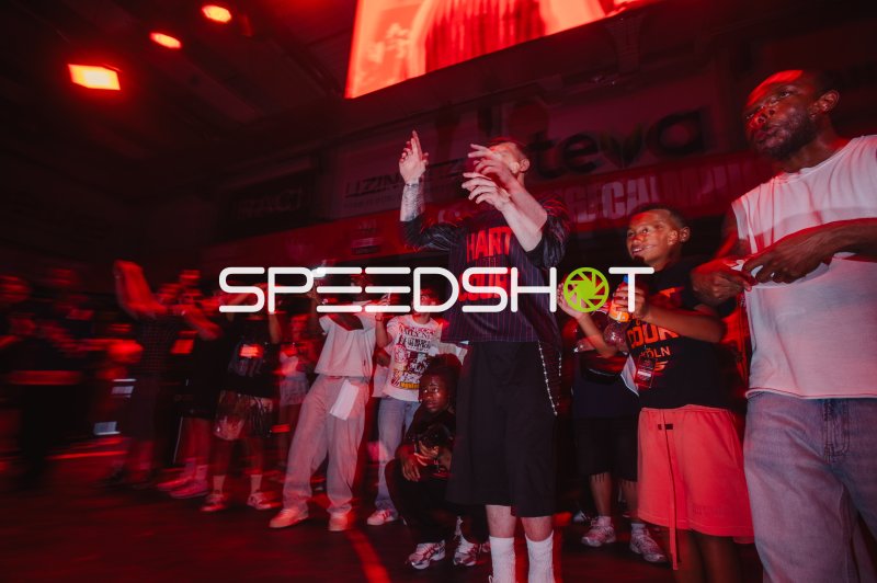 Spielereinlauf mit Fanmenge bei Basketball-Event in Ulm