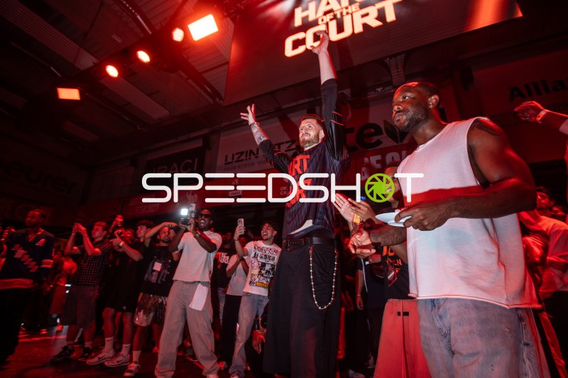 Jubelnde Personen bei Hart of the Court Event in Ulm