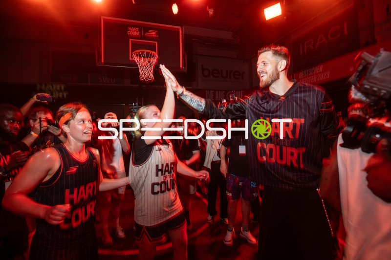 High-Five bei Hart of the Court Event in Ulm