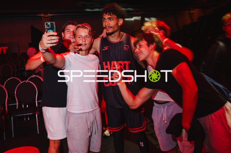 Basketballspieler im Hart Court Trikot beim Selfie mit Fans in Ulm