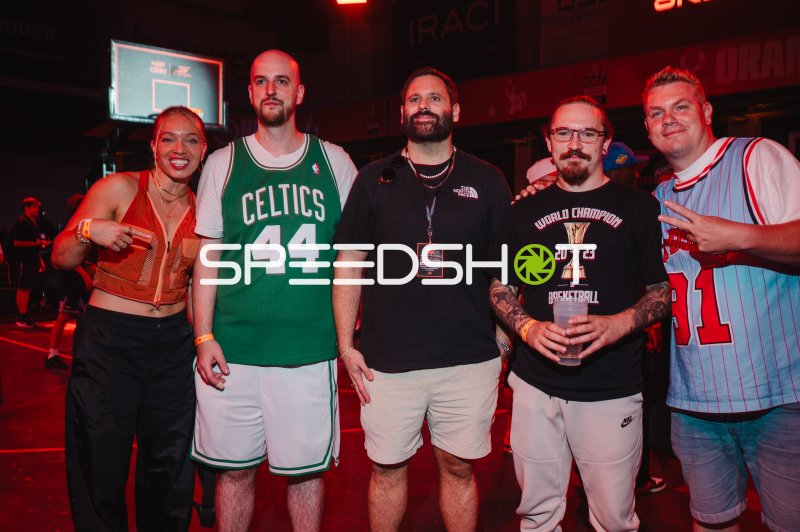 Fünf Personen posieren gemeinsam bei Basketball-Event in Ulm