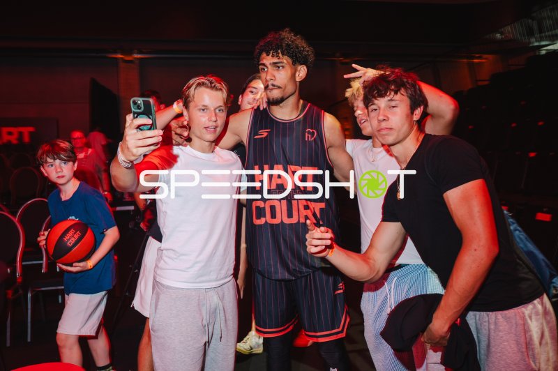 Basketballspieler beim Selfie mit Fans beim Hart of the Court Event in Ulm