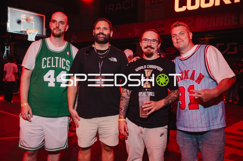 Vier Fans beim Basketball-Event in Ulm
