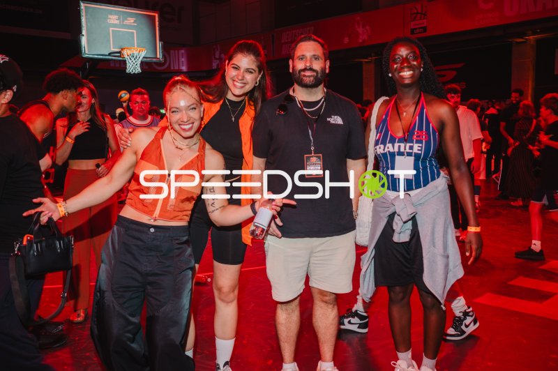 Vier Personen posieren beim Basketball-Event in Ulm