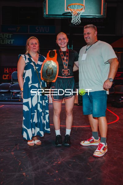 Siegerin mit Championship Belt und Medaille beim Hart of the Court in Ulm