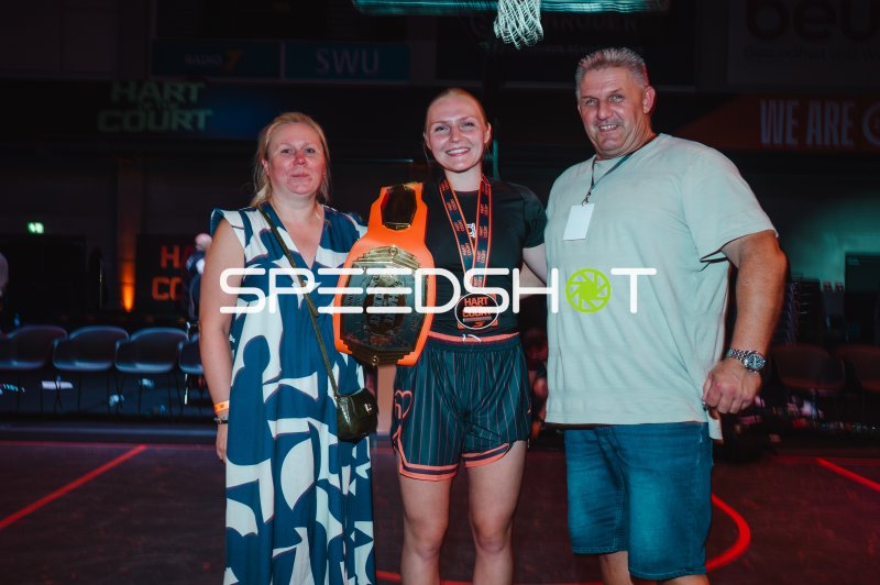 Siegerin mit Championship Belt und Medaille beim Hart am Court Event in Ulm
