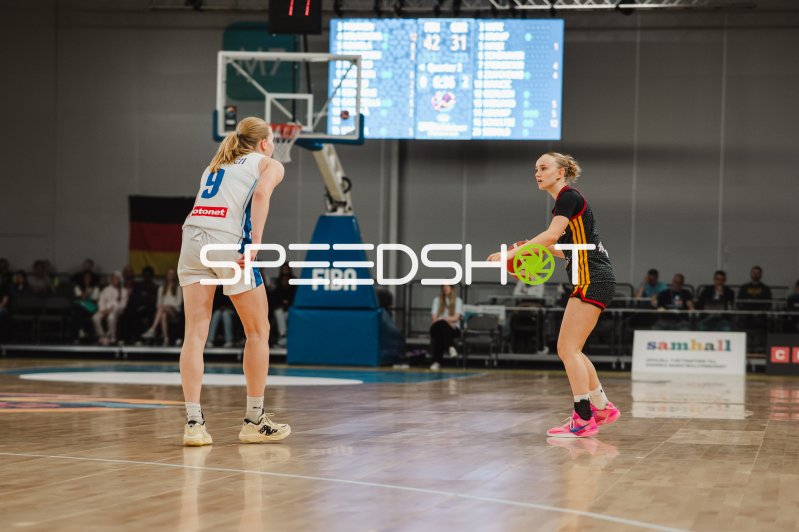 Jessi Nenonen (#9) im Duell beim FIBA-Spiel in Stockholm