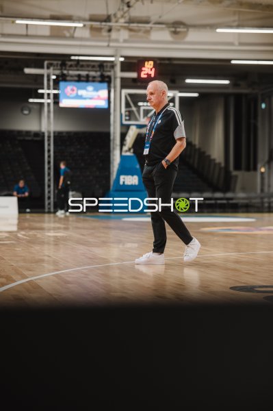 Offizieller auf dem Basketballfeld in der Kistamässan Stockholm