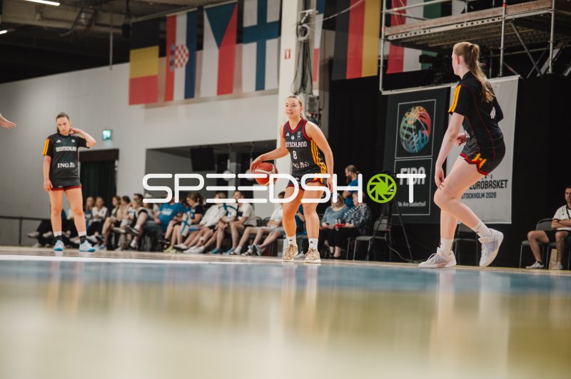 Darina Zraychenko (#8; Deutschland) mit Ball beim Spielaufbau