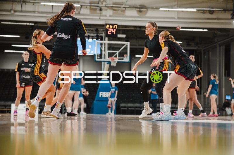 Frederike Askamp (#14; Deutschland) beim Aufwärmen in der Kistamässan Stockholm