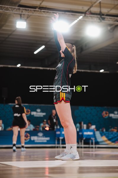 Spielerin im schwarzen Trikot streckt Arm in die Höhe in Stockholm