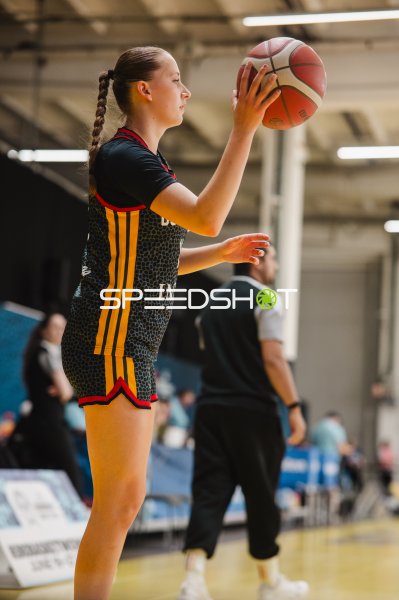 Basketballspielerin beim Wurfansatz in der Kistamässan Stockholm