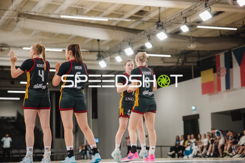 Laura Knaup (#4) und Emily Haux (#5) mit Teamkolleginnen bei Spielunterbrechung