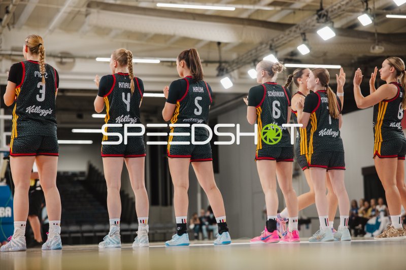 Darina Zraychenko (#8) und Teamkolleginnen bei Spielervorstellung in Stockholm