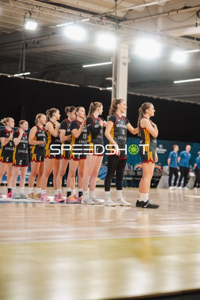 Mia Wiegand (#13) und Darina Zraychenko (#8) bei der Hymne in Stockholm