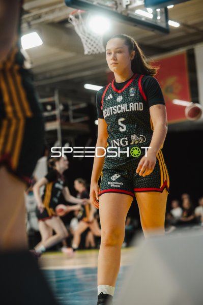 Emily Haux (#5; Deutschland) im Fokus beim Basketball-Match