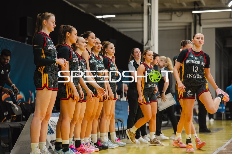 Mia Wiegand (#13; Deutschland) und Team bei Aufstellung in Stockholm