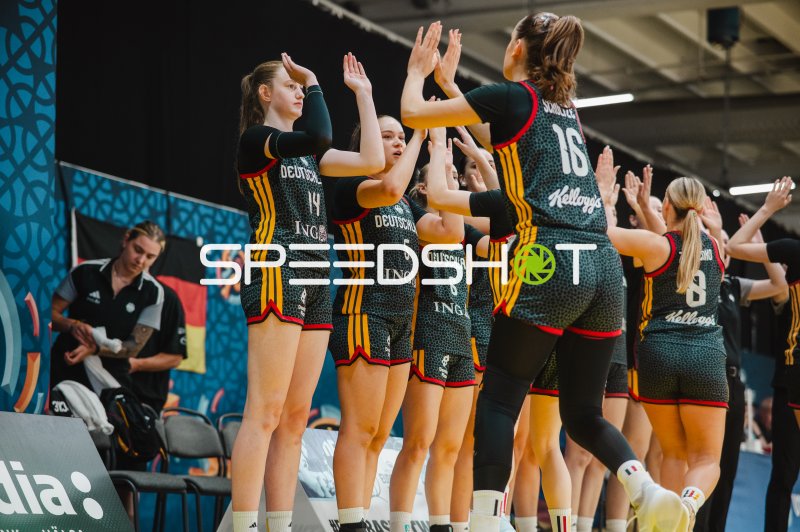 Frederike Askamp (#14; Deutschland) und Teamkolleginnen beim Abklatschen