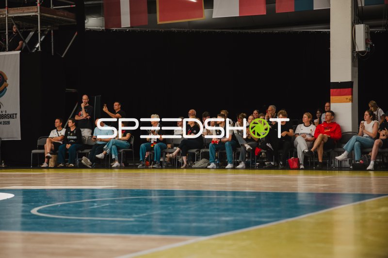 Deutsche Basketball-Fans verfolgen das Spiel in der Kistamässan