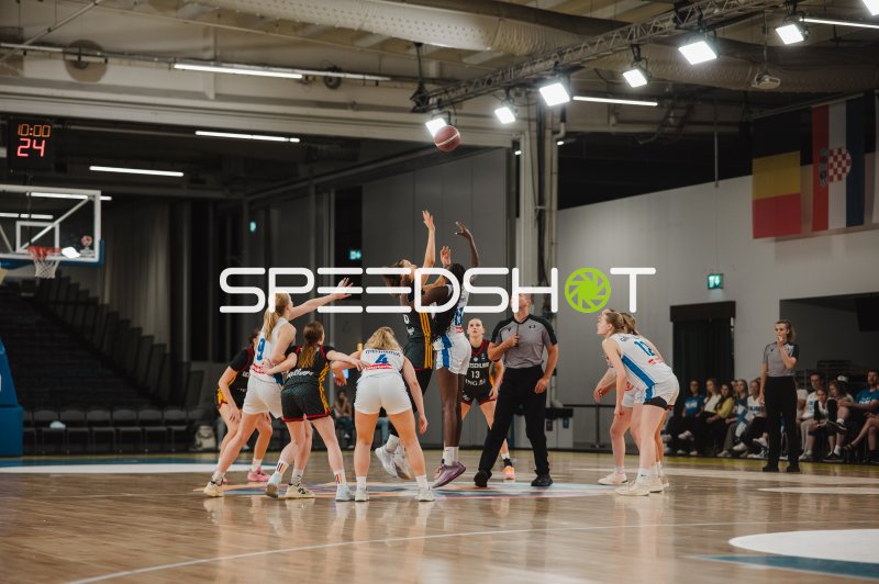 Mia Wiegand (#13; Deutschland) beim Sprungball in Stockholm