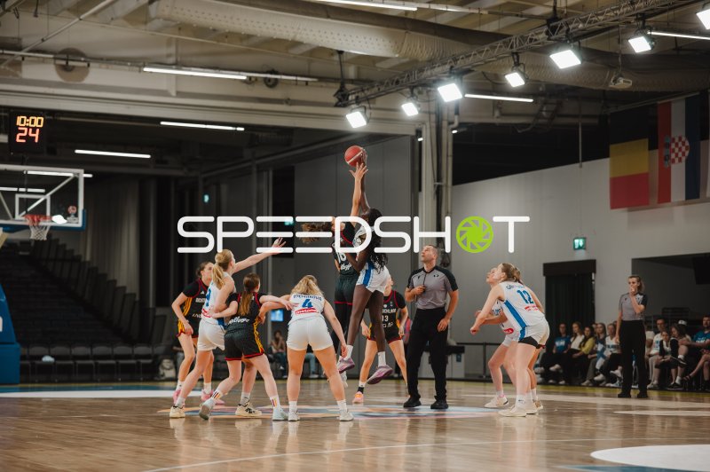 Aluel Machol (#15; Deutschland) beim Sprungball gegen Finnland