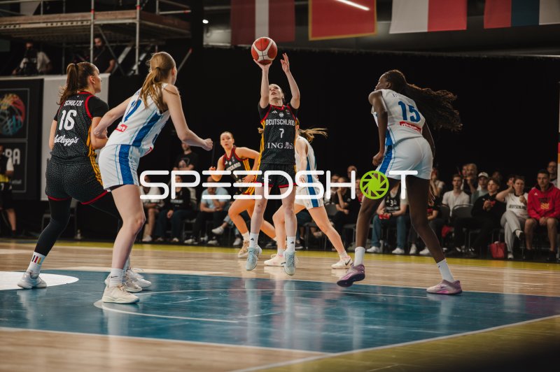 Darina Zraychenko (#8; Deutschland) beim Korbwurf in Stockholm
