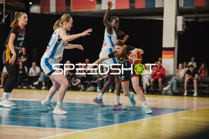 Emma Steinbicker (#7; Deutschland) im Zweikampf gegen Finnland