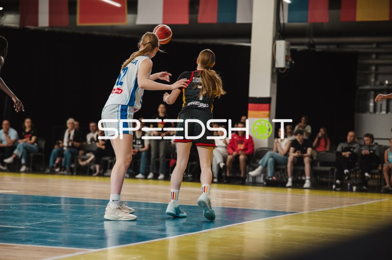 Emma Steinbicker (#7; Deutschland) im Zweikampf beim Basketball