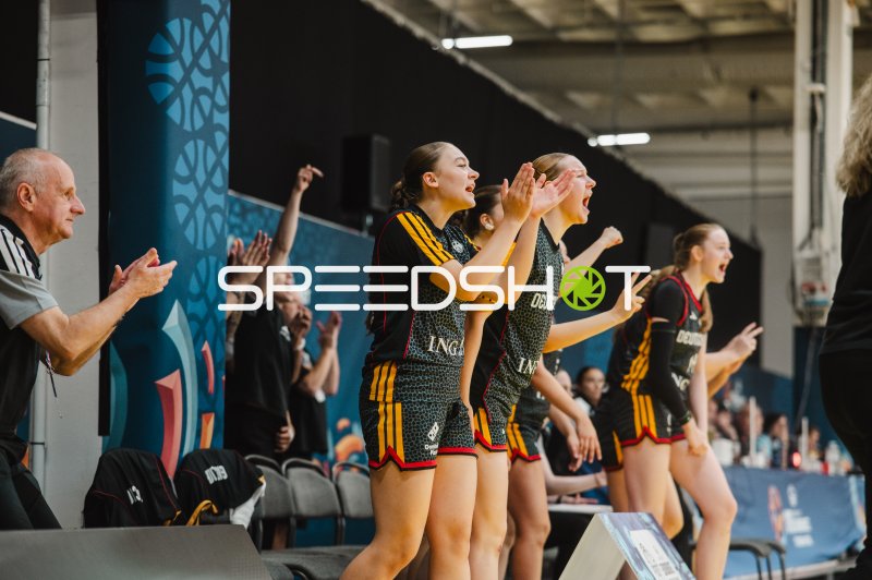 Frederike Askamp (#14) und deutsche Teambank feuern ihr Team an