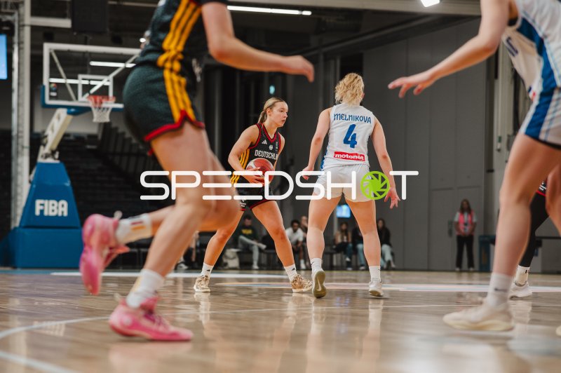 Darina Zraychenko (#8; Deutschland) im Spielaufbau gegen Emili Melnikova (#4; Finnland)