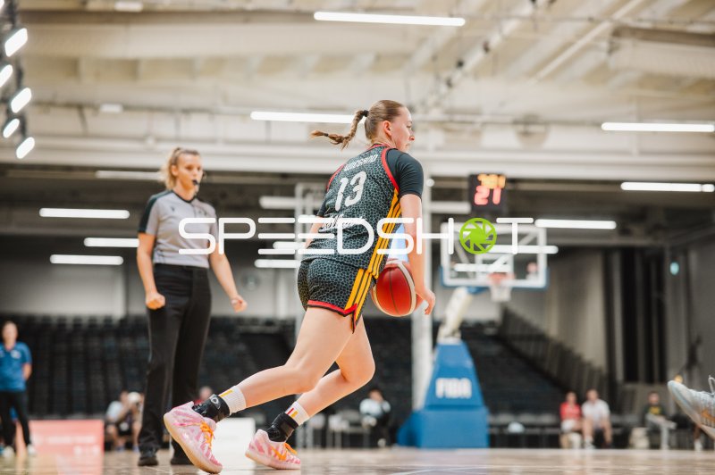 Mia Wiegand (#13) beim Dribbling in der Kistamässan Stockholm