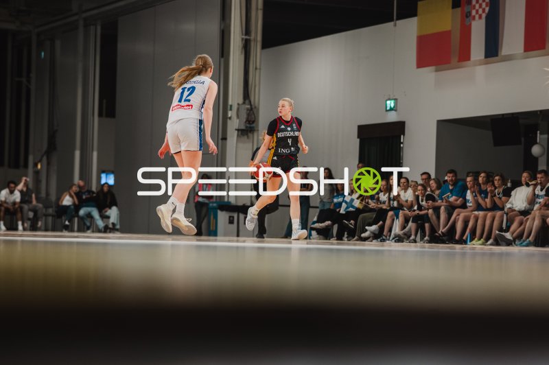 Laura Knaup (#4; Deutschland) mit Ball gegen Anna Gardziella (#12)