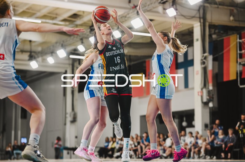 Lilli Schultze (#16; Deutschland) beim Korbwurf gegen Finnland