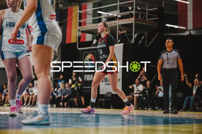 Mia Wiegand (#13; Deutschland) im Spielgeschehen bei der FIBA U18 EM