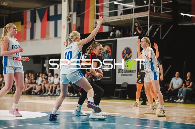 Matilda Mainio (#10; Finnland) im Zweikampf beim FIBA U18 Eurobasket Stockholm