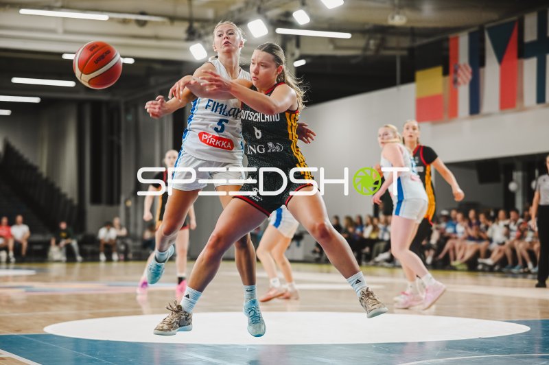 Darina Zraychenko (#8; Deutschland) im Zweikampf gegen Finnland