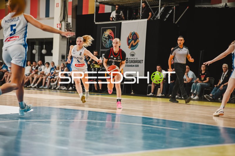 Laura Knaup (#4; Finnland) im Fastbreak gegen Deutschland bei FIBA EuroBasket