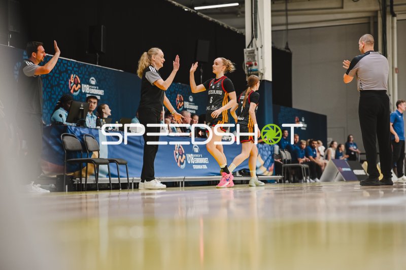 Noemi Schonauer (#6; Deutschland) High-Five mit Trainerin bei FIBA U18 EuroBasket