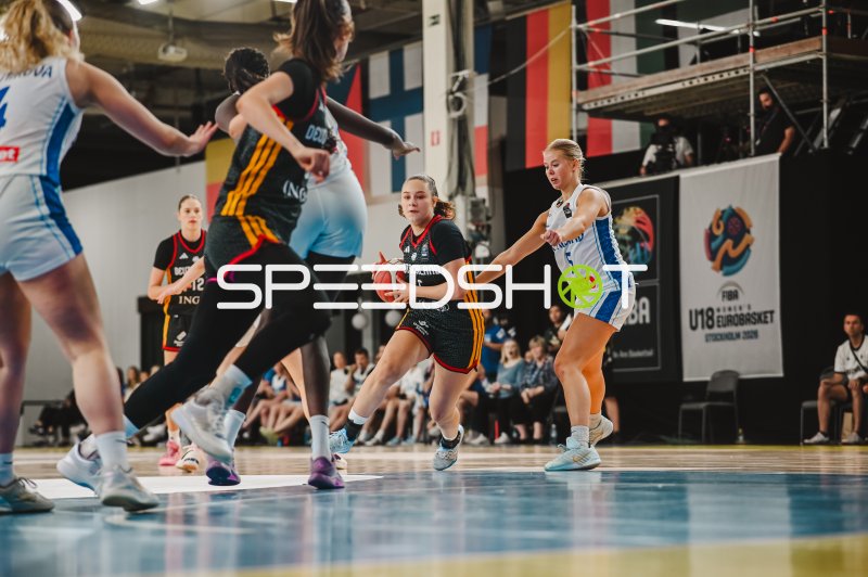 Lara Gierlich (#12; Deutschland) im Angriff bei der FIBA U18 Women's EuroBasket