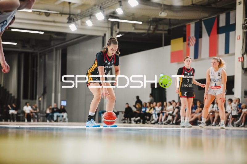 Emily Haux (#5; Deutschland) beim Dribbling gegen Finnland